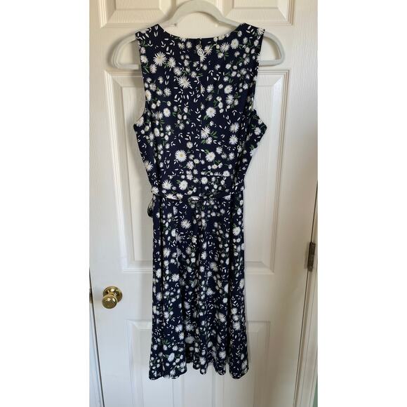 Tommy Hilfiger Dress Windblown Daisy Sleeveless V-Neck Size 8 Belt Fit and Flare - Picture 4 of 12